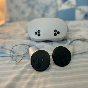 VR Headset and Controllers - White